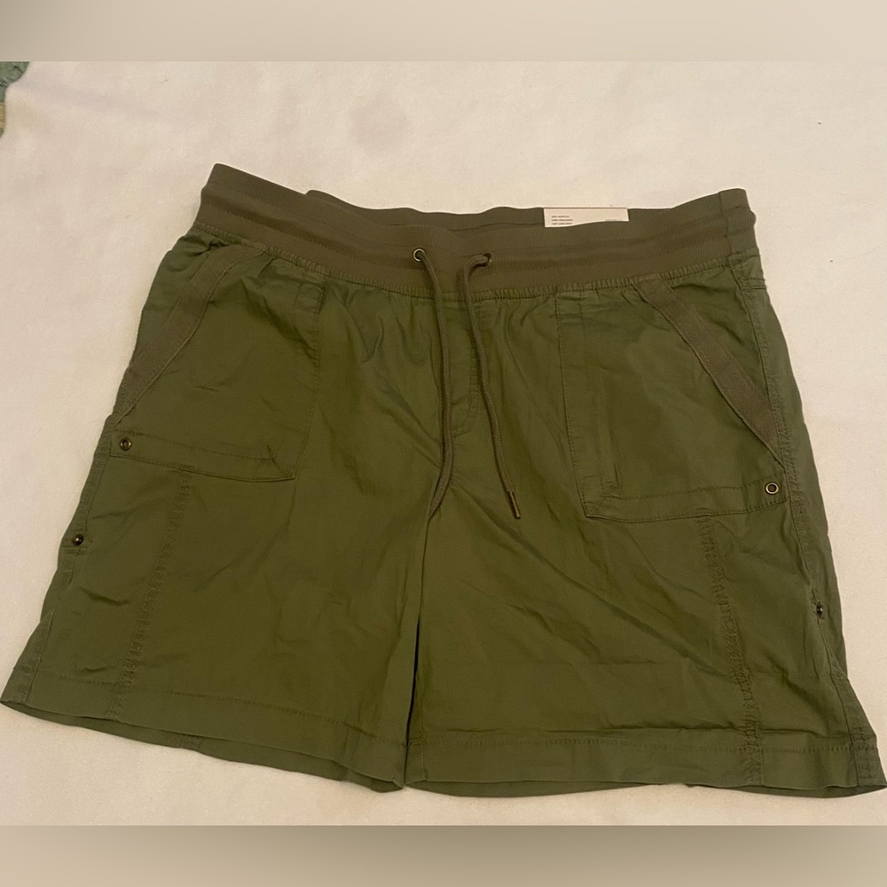 Natural Reflections Green Cargo Shorts size 16 NWT